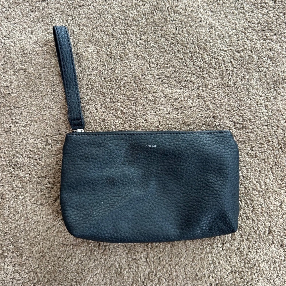 Colab back wristlet with ability to be a belt‎ bag